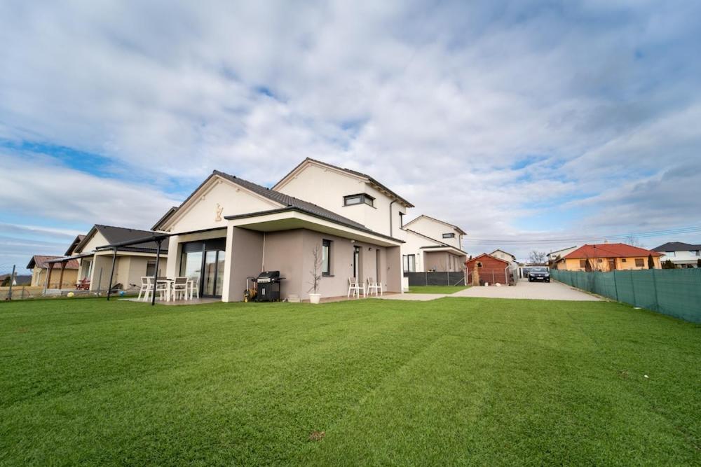 Abg House Ecser 外观 照片